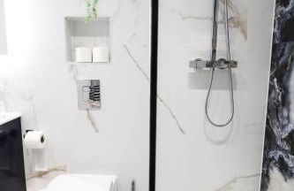 The Abbey Apartment - 1BR Apt with Dedicated Workspace, Fast Wifi & Stylish Kitchen Island & Free Secure Underground Parking - Foto 29