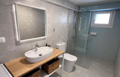 Minimalist Seaside Apartment with Private Patio and Parking - Blue Zone Homes - Foto 9