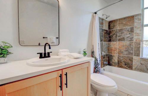 Epic 6BR with Pool, Spa and Fire Pit - Walk to Trails - Foto 41