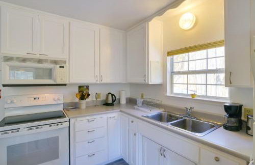 Fenced Yard and Grill Orville Cottage Near Trails! - Foto 9