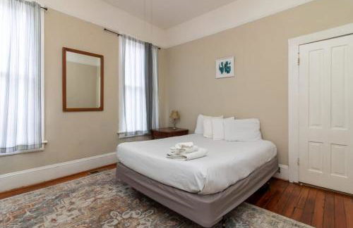 The Sunny Southern Manse Back Walk Downtown - Foto 16