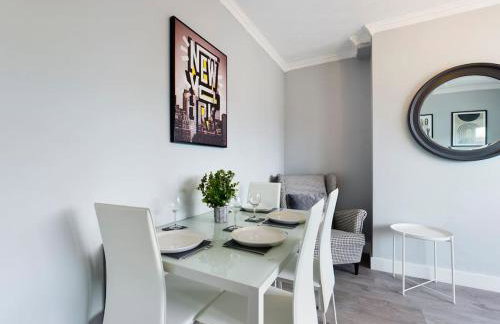 Stunning Family Home with Comfortable Surroundings by Our Home Short Stays ideally situated within Greater Manchester - Photo 3