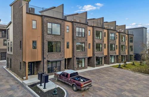 Modern Multi-Level Retreat with Rooftop Hot Tub - Foto 61