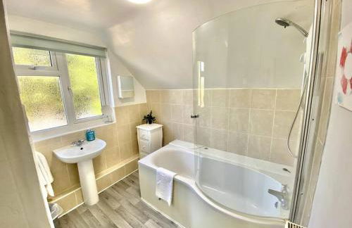 EasyRest - Spacious Detached House - 10 Beds - 5 Bedrooms - 4 Bathrooms - Secure Parking 5 Vehicles - Excellent Road Links - Perfect for Contractors & Large Groups - Foto 10