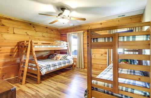 Family Cabin with Private Hot Tub and Views in Boone! - Foto 23