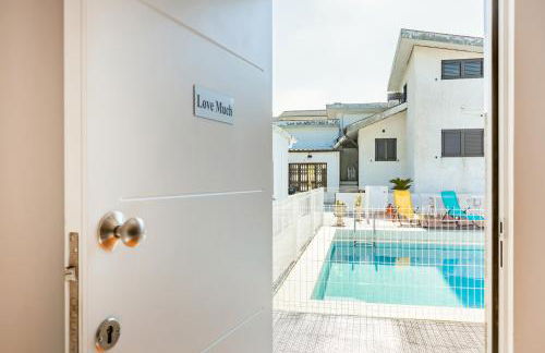 Live, Laugh, Love Beach Guest Home with AC - Foto 38