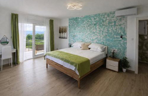 Entire Vacation Home - Heated Pool,Jacuzzi & Sauna - Photo 2