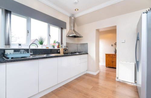 NEW Four Bedroom House - all rooms ensuite - Photo 17