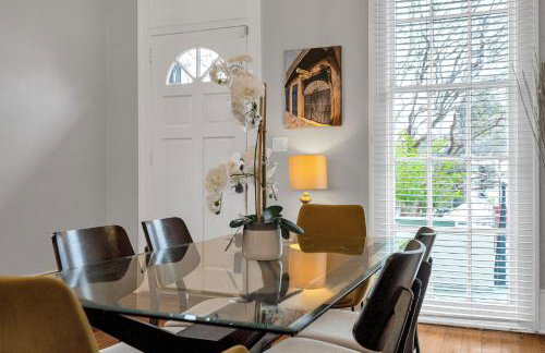 Bright Uptown home w gated parking - Foto 9