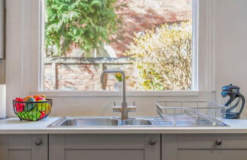 Charming and Spacious Home in Cradley Heath by 53 Degrees Property Sleeps 8 - Foto 8