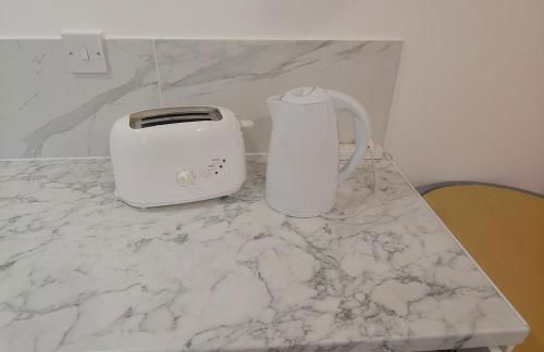 Self Contained, Double Bed Studio, private kitchen, private Bath, Walking distance to Harry Potter - Foto 38