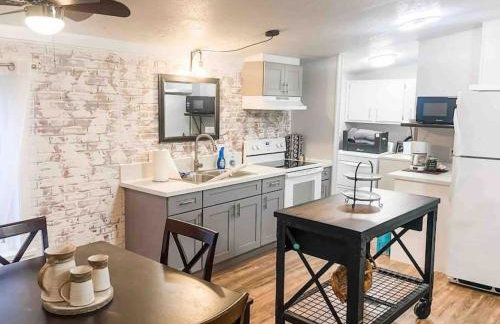 Renovated Bungalow Getaway - Foto 26