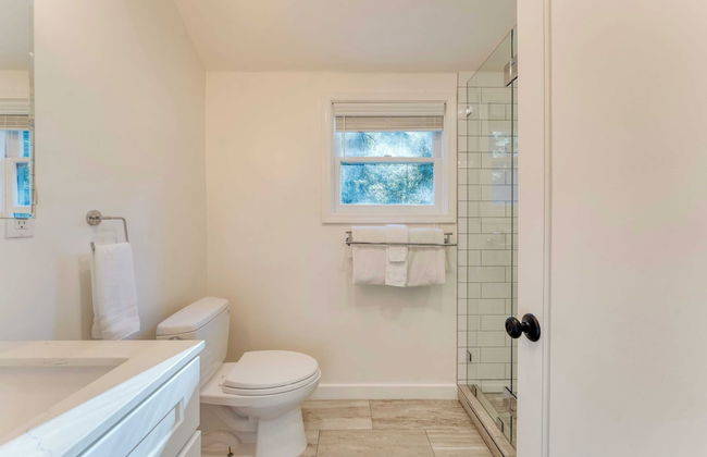 West Shore Lake House by Avantstay Ski Cabin w/ Backyard Sledding Hill! - Photo 27