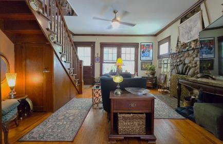 1920s Phoenicia Bungalow with Vintage Furnishings, Sauna, Fireplace, & Fenced Backyard - Foto 2