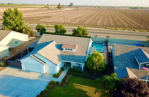 Spacious Home with Private Pool - Photo 67