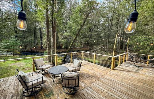 Enchanting River- Water Front A-Frame Cabin - Foto 45