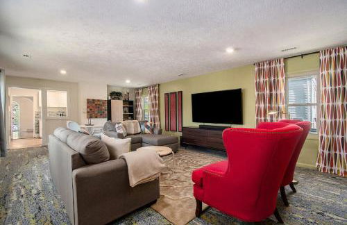Bright & Stylish 4BR Spot - Close to Downtown Fun - Foto 2