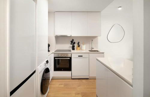 Your Sunny Retreat! Modern apt steps to the beach - Foto 4