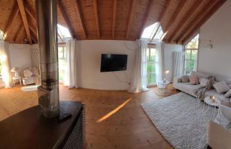 lichtdurchflutetes Architektenhaus mit 3 Schlafzimmern und Garten - Foto 2