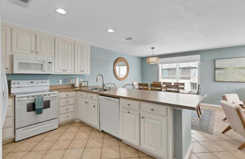 3BR Condo Gulf Views with Pool, Boat Launch and Dock - Photo 8