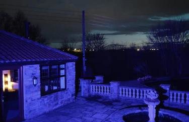 Stunning 2 Bedroom Guest House with Hot Tub - Photo 15