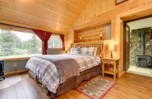 Creekside Silver Gate Getaway with Fireplace! - Foto 15