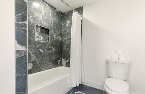 NEW! Gated, Secure, Modern, Beauriful 6 bdr, 4 bth, Near Everything - Foto 26