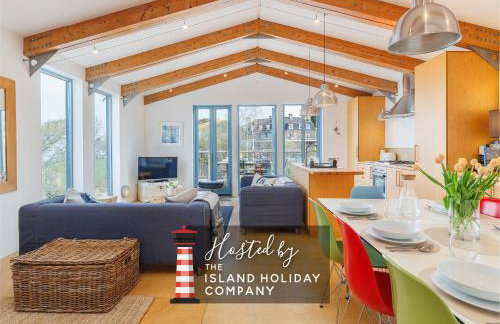 The Deck House - Seafront Upside-Down House with Solent Views, Gurnard - Foto 1