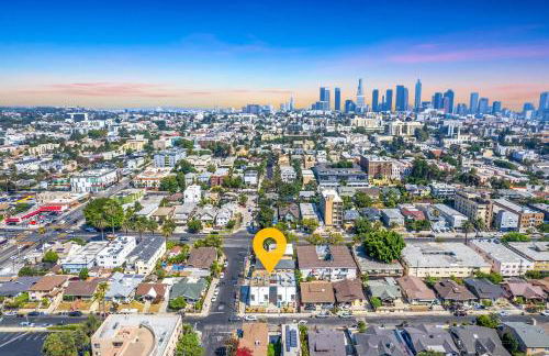 Experience Luxury 4BR Townhouse Sleeps 8 with Parking - Foto 45