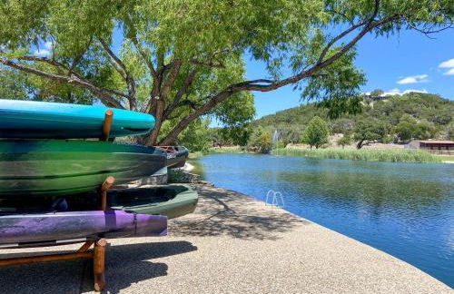 Pet-Friendly Glamping Cabin, with River Access in Ingram, Texas - Foto 16