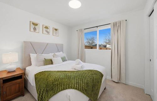 Cozy 2BR Retreat with Backyard Lounge - Foto 18