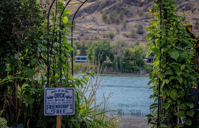 Rayleigh River Retreat - Garden Oasis - Photo 56