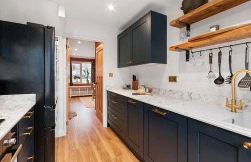 Marlow - Three Bedroom House - Parking - Photo 6