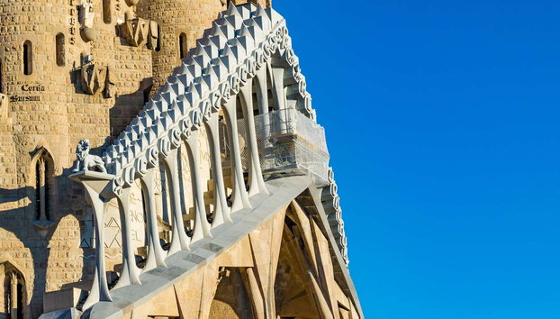 Free tour por el exterior de la Sagrada Familia - Foto 4, Formas angulosas y figuras dramáticas de la Sagrada Familia