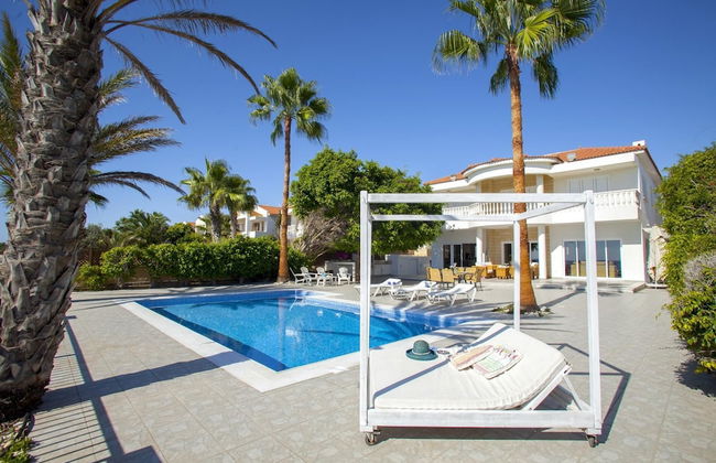 Sunset Beachfront Villa Meneou - Foto 2