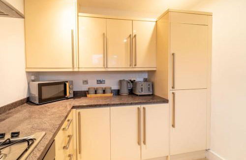 Perfect Getaway 3 Bedroom Home with Fast WiFi & Parking - Photo 8