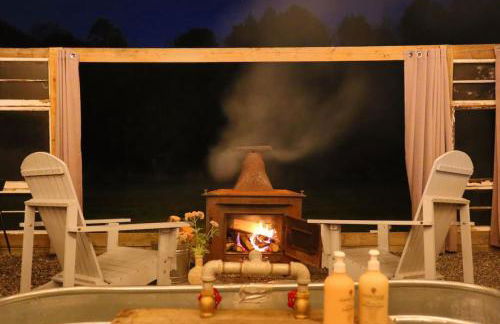 Meadow View Romantic Nature Stay w Barn, Outdoor Tub and Sauna - Foto 30