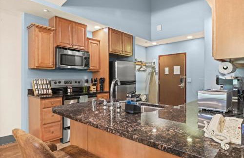 Family Getaway - Outdoor Activity Oasis - Mins to Downtown and Water Parks - Jacuzzi - Game Rm - Foto 9