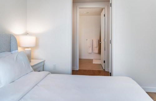 Luxury 2 Bedroom Residence With Fitness and Outdoor Pool - Photo 27