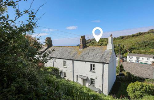 Coastguard Cottage - set in an elevated position with fabulous views overlooking Portloe - Photo 2
