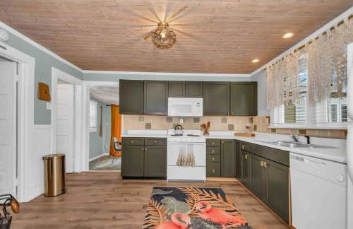 Beachglass Cottage - Family Friendly Kids and Pets - Photo 5