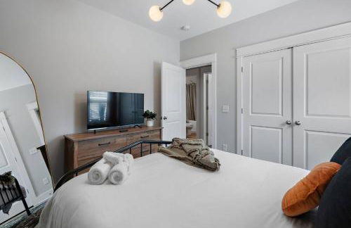 *NEW* Charm on Church ~ Cozy, Modern, Downtown Apt - Foto 30