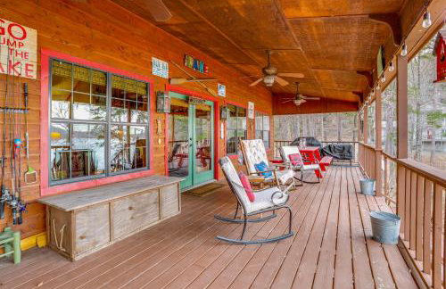 Deck and Fire Pit Waterfront Cabin in Greers Ferry! - Foto 19