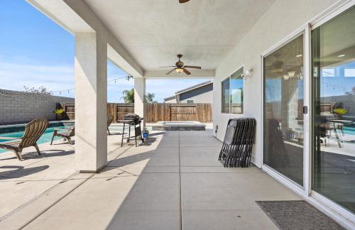 Spacious Home with Private Pool - Photo 18