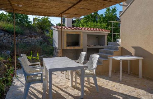 Cozy Apartment In Zlarin With Wifi - Photo 2