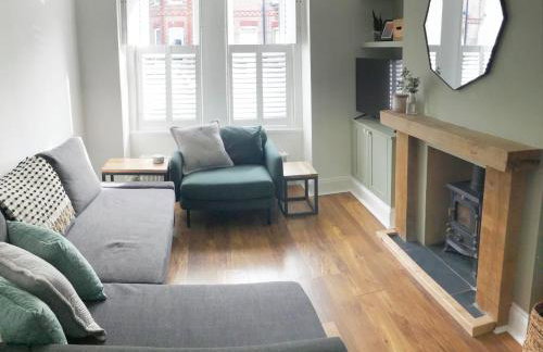 Emerson House, dog friendly with log burner close to waters edge and harbour - Photo 16