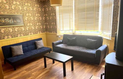 Inviting 4-Bed House near Heathrow w Fireplace - Foto 5