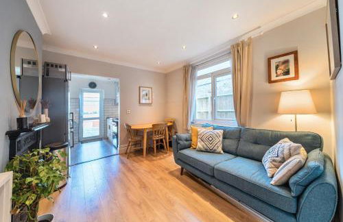 Entire Modern Apartment with Garden Near Underground Station - Foto 1