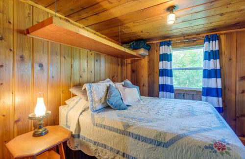 Charming Michigan Cottage with Sunroom and Lake Access - Foto 11