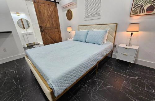 Comfy Tiny Home WP Large Private Deck Queen bed - Foto 17